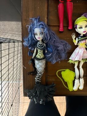 monster high mermaid (missing arm)